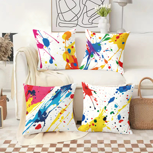 Les coussins décoratifs aux motifs de peintures éclatantes ajoutent une touche festive à la décoration de salon confortable, avec des chaussettes de Noël et des bois de renne. - Product Image 2