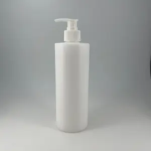 Envase cosmético PE personalizado de alta calidad de 500ml, botella de hombro plana redonda de champú de plástico con bomba de loción 28/410 24/410