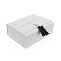 Coffrets cadeaux de fermeture magnétique pliable blanche de luxe Boîte de papier de vêtements à rabat magnétique blanc Ruban Boîte rigide de 2mm d'épaisseur
