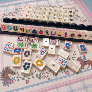 Ensemble de Mahjong américain de luxe blanc nacré 160 pièces en acrylique, motif floral Derby Rose Joker, jeu de Mahjong - Product Image 3