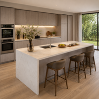 Meubles de cuisine modernes sur mesure avec îlot central, rangements hauts et agencement de placards en placage de bois sans poignées pour projets