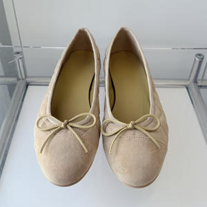 รองเท้าบัลเล่ต์หนังแท้คุณภาพสูงปี 2026 สำหรับผู้หญิง สวมแบบสลิปออน ปิดนิ้วเท้า ดีไซน์โบว์ผูก ทันสมัย เข้าได้กับทุกชุด ใส่ได้ทุกวัน - Product Image 4