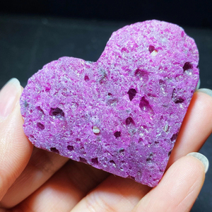 หินแกะสลักรูปหัวใจจากคริสตัลธรรมชาติ หินทับทิมรูปหัวใจ พร้อมปฏิกิริยาแสงยูวี สำหรับเป็นของขวัญ ขายส่ง - Product Image 6