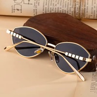 Lunettes de soleil œil-de-chat tendance à texture riche 2025, monture métallique personnalisable avec logo, protection UV400, pour femmes, vente en gros