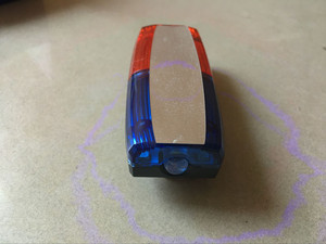 ไฟฉายคาดไหล่ LED แบบชาร์จได้ สีแดงและสีน้ำเงิน ไฟกระพริบแบบแฟลช ชนิดหนีบ ใช้สำหรับเตือนการจราจร - Product Image 6