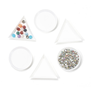 Plateau à bijoux triangulaire en plastique blanc avec rangement pour strass, pour présentation de nail art et de perles, formes rondes et triangulaires - Product Image 1