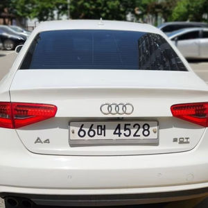 Audi A4 2.0 TFSI Quattro, Auto Usado, Exportador Coreano Profesional, Pedido Flexible de 300 a 500 Unidades, Sedán, Opciones con Volante a la Derecha (RHD) y a la Izquierda (LHD), Global - Product Image 1