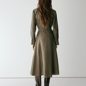 Robe midi élégante en coton vert olive avec ceinture à la taille, manches longues, col boutonné, pour l'automne - Product Image 1