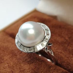 Anillo de Boda y Aniversario UM Jewelry de Oro Sólido de 18K con Engaste de Bisel, Perla Blanca del Mar del Sur de 11.5mm y Diamante Corte Baguette NGTC - Product Image 5