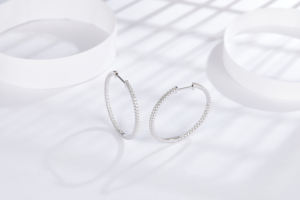 Boucles d'oreilles créoles rondes en moissanite de haute qualité avec motif en forme de visage, en silicone et plaqué titane, idéales pour un anniversaire - Product Image 4