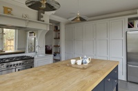 Armoire de cuisine moderne Alland, blanche, à panneaux encastrés, sans poignée, peinte, style Shaker, en bois massif, avec quartz/marbre artificiel, charnière, robinet