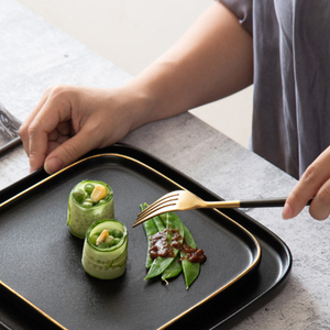 <span class=keywords><strong>Porcelaine</strong></span> <span class=keywords><strong>noire</strong></span> de givre de fête de mariage 10 "<span class=keywords><strong>assiette</strong></span> de chargeur <span class=keywords><strong>carrée</strong></span> de service de nourriture de style européen assiettes de steak sushi - Product Image 2