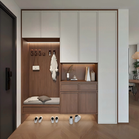 Meuble de rangement à chaussures combiné pratique et sur mesure, utilisant l'espace mural vertical pour l'entrée d'appartement, optimisant l'espace pour les chaussures
