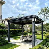 Pergola résidentielle motorisée à toit à persiennes, connectée à la maison, avec bande LED et panneaux latéraux en verre partiel pour terrasse arrière