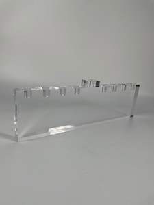 Portavelas Acrílico Moderno en Forma de Trofeo Personalizado - Candelabro de Cristal Transparente con Borde Dorado, Decoración Elegante para el Hogar - Product Image 4