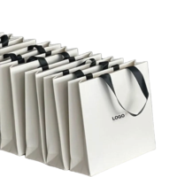 Sac en papier cartonné ivoire de qualité supérieure, sac cadeau en papier blanc avec logo personnalisé et poignée en ruban noir