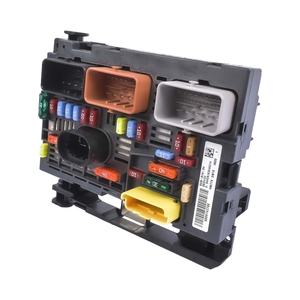 Boîtier de fusibles 9809742880 9666700480 Pièces automobiles pour Peugeot 307 408 Prix usine - Product Image 1