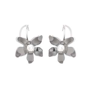 Pendientes de Moda con Diseño de Flor y Centro de Perla, en Acero Inoxidable 316L con Baño de Oro PVD - Product Image 1