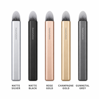 Pinceau correcteur plat mini à marque privée, tube en aluminium argenté mat, fibres synthétiques véganes, outil cosmétique portable pour le voyage et le blending