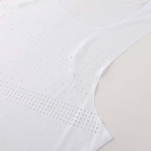 Débardeur de gymnastique ultra-mince 100% polyester 90 GSM à séchage rapide respirant poinçonnage OEM gilet de sport sans manches personnalisé vêtement tricoté - Product Image 4