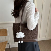 Sac fourre-tout décontracté imprimé léopard, style urbain, grande capacité, finition mate, avec pendentif 2026, texture élégante, fermeture éclair stylée