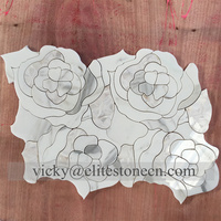 Mosaïque de carreaux de marbre blanc Bianco Carrara en forme de fleur