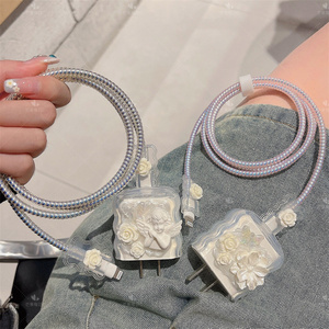 Cubierta protectora <span class=keywords><strong>de</strong></span> <span class=keywords><strong>cargador</strong></span> <span class=keywords><strong>de</strong></span> flores tridimensional <span class=keywords><strong>de</strong></span> lujo <span class=keywords><strong>de</strong></span> gama alta para <span class=keywords><strong>cargador</strong></span> rápido <span class=keywords><strong>de</strong></span> <span class=keywords><strong>Apple</strong></span> TPU cubierta protectora anticaída - Product Image 1