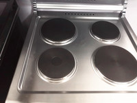 Cuisinière commerciale autoportante de 24 "avec brûleur à 4 plaques électriques, couvercle en verre, four en acier inoxydable pour la cuisson
