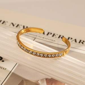 Brazalete de moda chapado en oro de 18k, acero de titanio con circonitas blancas en engaste de canal, para mujer, joyería de fiesta. - Product Image 1