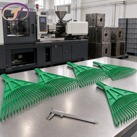 Râteau à feuilles en plastique à manche en bois, outil de jardinage direct usine pour entrepreneur en aménagement paysager, entretien des pelouses, acheteur en gros