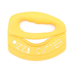 Cortador de Pizza de Acero Inoxidable 15.5x13x2.3cm con Funda Protectora, Diseño Curvo, Amarillo Limón - Product Image 1