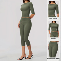 Ensemble de sport pour femme à séchage rapide et doux, comprenant un haut de yoga à manches courtes coupe ajustée et un pantalon capri de fitness taille haute élastique effet push-up