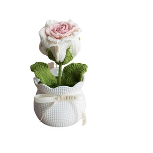 Flor de ganchillo hecha a mano con acabado personalizado, simulación de rosa en maceta, decoración de flores tejidas para escritorio de oficina. - Product Image 5