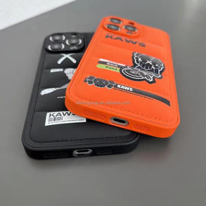 Nouveau Creative <span class=keywords><strong>Kaws</strong></span> Design Puffer étui de téléphone portable pour <span class=keywords><strong>iPhone</strong></span> 16 15 14 13 12 <span class=keywords><strong>11</strong></span> Pro Max PC Matériel Caméra Objectif Film OEM/ODM Logo - Product Image 5