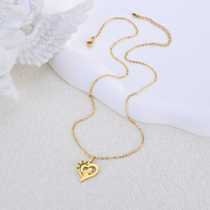 Collar con Colgante de Corazón Chapado en Oro 304 316 con Circonita Cúbica, Grabado MOM, Joyería Romántica para Mujer para Uso Diario - Product Image 1