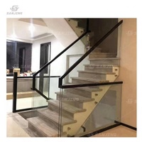 Escalier flottant avec garde-corps en verre, protection fiable, surface antidérapante, escalier en acier en porte-à-faux en chêne foncé