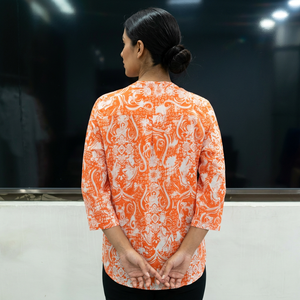 เสื้อผู้หญิงสีส้มลายดอกไม้ ผ้าฝ้าย 100% แขนสามส่วน คอจีน ระบายอากาศได้ดี ติดกระดุม สไตล์ลำลอง สำหรับฤดูใบไม้ผลิและฤดูร้อน - Product Image 3