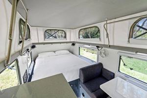 Nouvelle <span class=keywords><strong>caravane</strong></span> tout-terrain légère 13 pieds avec toit relevable, modèle 2026 Australie, en fibre <span class=keywords><strong>de</strong></span> verre, avec extension <span class=keywords><strong>de</strong></span> rangement, remorque moderne - Product Image 2