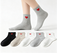 Chaussettes de tennis pour femmes, en tricot respirant, à col rond, avec motif cœur imprimé rouge sur le corps, douces, mignonnes, couleur unie