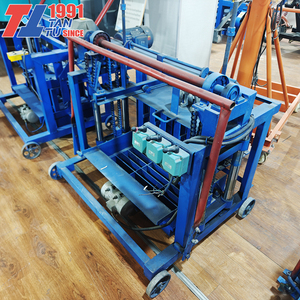 La asequible máquina para fabricar ladrillos 4-35 puede combinarse con una mezcladora y una cinta transportadora para crear una línea de producción eficiente - Product Image 3