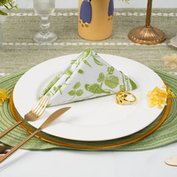 Ensemble de décoration de table verte, chemin de table en coton et lin rustique vert, set de sets de table ovales tressés, anneaux de serviette à fleurs