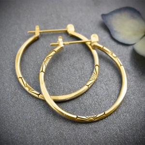 Boucles d'oreilles créoles florales vintage argentées pour femme, bijoux de mode élégants et tendance - Product Image 3