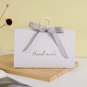 Luxuriöse Hochzeits-Süßigkeiten-Geschenkbox mit Geprägtem Goldfolien-Logo Günstige Vorrätige Geschenkboxen 1 Stück Faltbare Dreieckige Geschenkboxen - Product Image 5