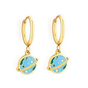 Pendientes Minimalistas de Acero Inoxidable con Baño de Oro de 18K, Diseño de Planeta Colgante, Aros Huggie con Encanto de Saturno Azul Esmaltado para Mujer - Product Image 1