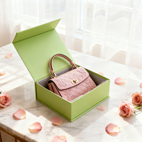 Boîte rigide carrée en carton rose faite à la main avec fermeture magnétique, ensemble de rangement pour sac à main noir et emballage de marque