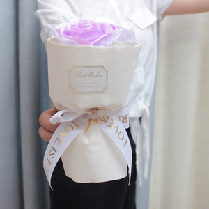 Set Regalo Bouquet <span class=keywords><strong>di</strong></span> <span class=keywords><strong>Rose</strong></span> Rosse con Etichetta <span class=keywords><strong>di</strong></span> <span class=keywords><strong>Auguri</strong></span> Ideale per San Valentino, Anniversario, Festa della Mamma, Decorazione per Feste, Fiori Artificiali - Product Image 4