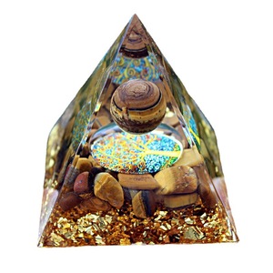 Pyramide en résine époxy avec motif œil de tigre jaune, ornement de bureau artisanal, décoration de maison faite à la main - Product Image 5