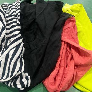 De ropa de segunda mano, multiusos, 100% algodón, camiseta mixta de color oscuro, <span class=keywords><strong>trapos</strong></span> de limpieza de ropa usada para limpieza Industrial - Product Image 2