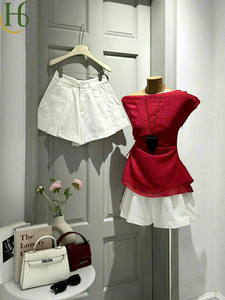 Conjunto de Top Rojo de Un Hombro y Shorts Blancos, Elegante y Femenino, Sin Mangas, Sin Cuello, Mini Conjunto de Dos Piezas - Product Image 2