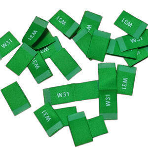 ملصقات قماشية مخصصة من البوليستر ملونة بالليزر، علامات منسوجة بأي نص أو شعار للقمصان والحقائب، تقنيات منسوجة من نوع مطوي - Product Image 4